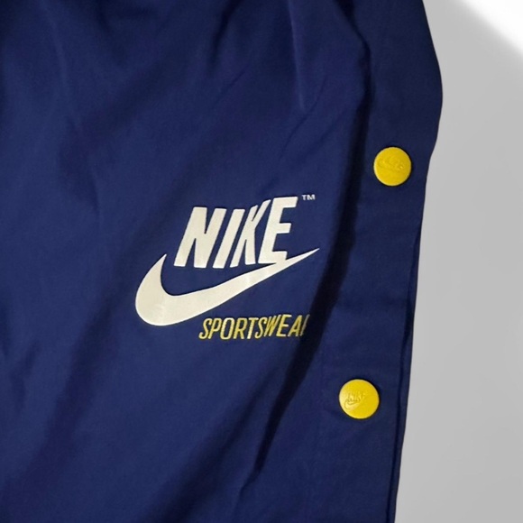 Nike - Picture 3 of 4